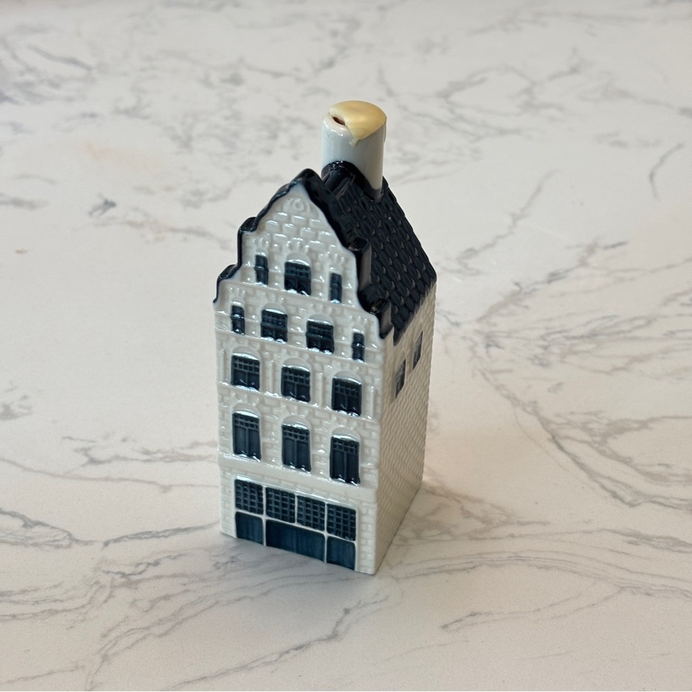 KLM #41 Blue Delft House by BOLS
